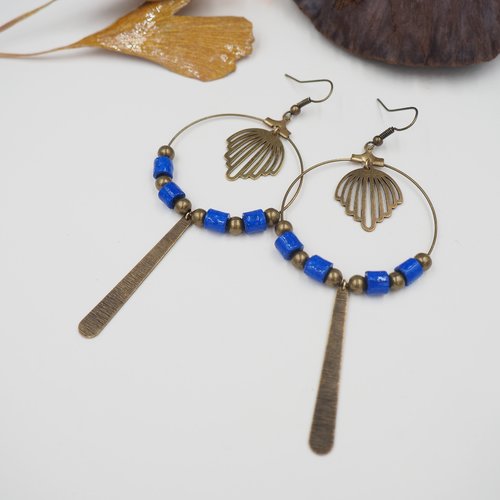 Créoles en papier artisanal bleu outremer et perles de laiton