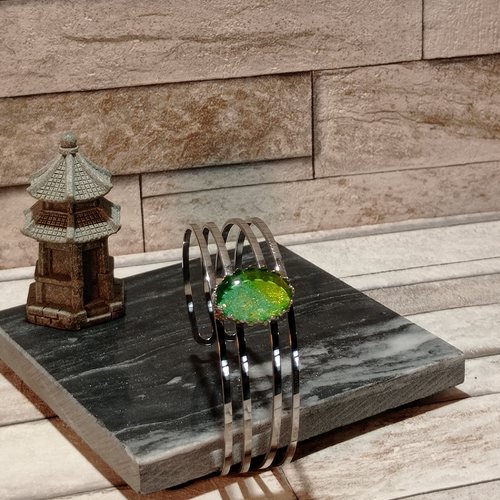 Bracelet manchette avec cabochon "flore"