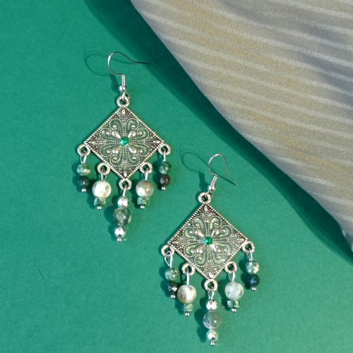 Boucles d'oreilles chandelier avec cabochons et perles "flore"