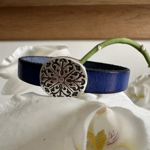 Bracelet cuir bleu fermoir floral