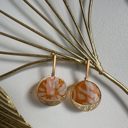 Boucles d’oreilles dorées en laiton et papier népalais orange