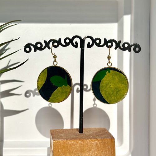 Boucles d'oreilles originales acier papier vert et jaune et résine