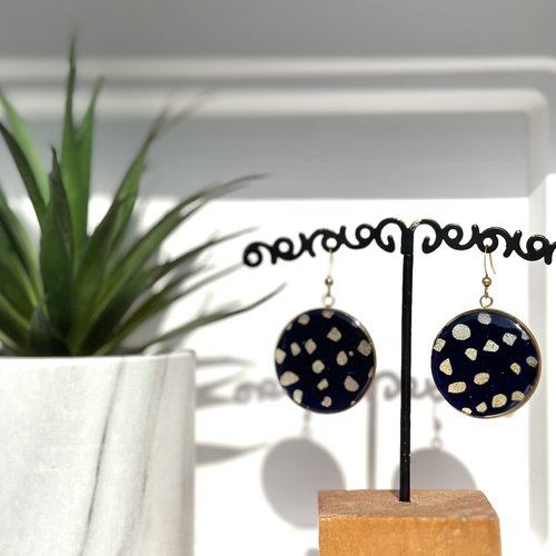 Boucles d'oreilles originales résine papier bleu a pois et résine