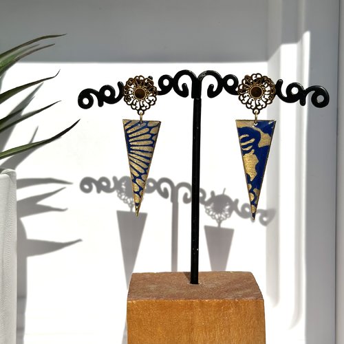 Boucles originales pendantes en laiton triangle papier népalais bleu et résine