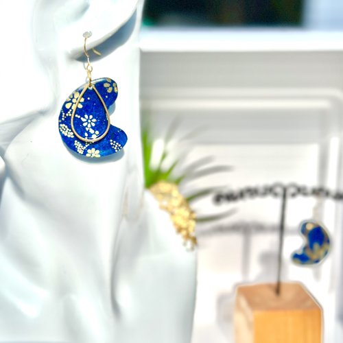 Boucles d’oreilles en papier nepalais bleu et résine