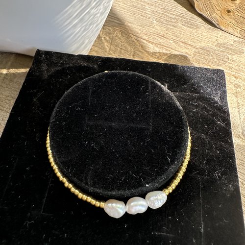 Bracelet élastique perle dorée et perle d’eau douce