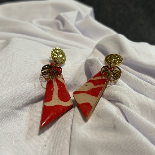 Boucles d’oreilles rouges bois papier et résine