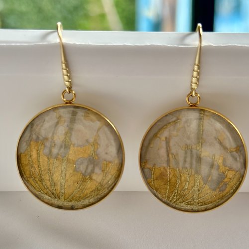 Boucles d'oreilles dorées acier papier et résine
