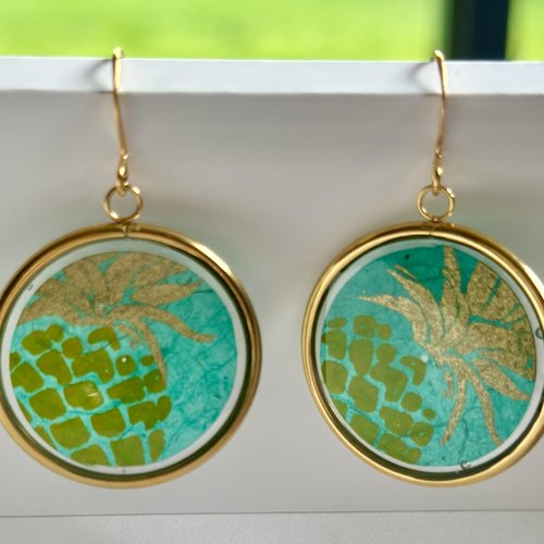 Boucles d'oreilles originales acier papier vert et résine.