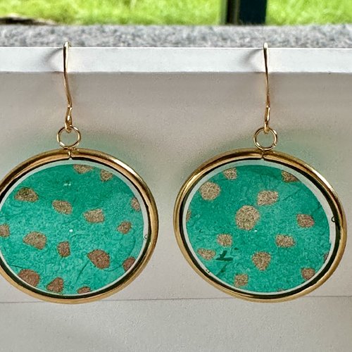 Boucles d'oreilles originales acier papier vert et résine
