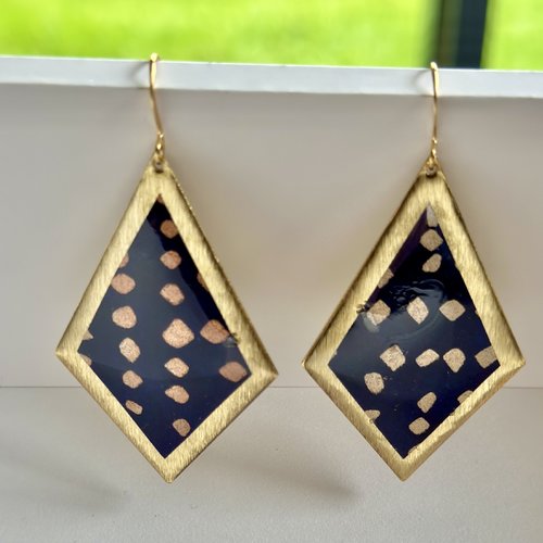 Boucles d'oreilles originales en laiton papier népalais bleu marine à pois et résine