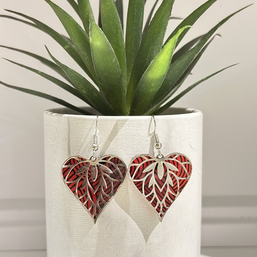 Boucles d’oreilles cœur en acier papier népalais et résine