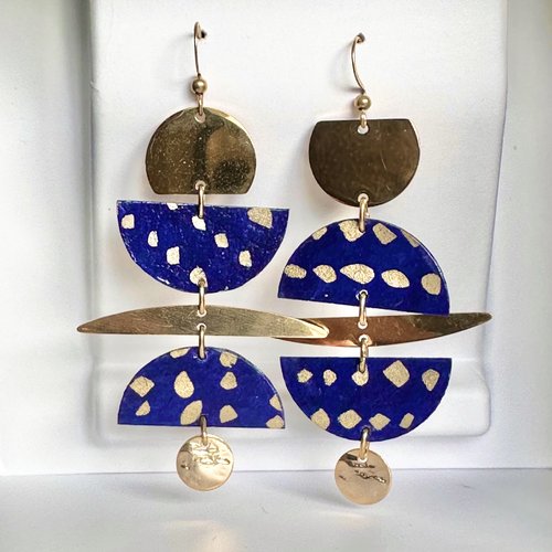 Boucles d’oreilles asymétriques bleu et or