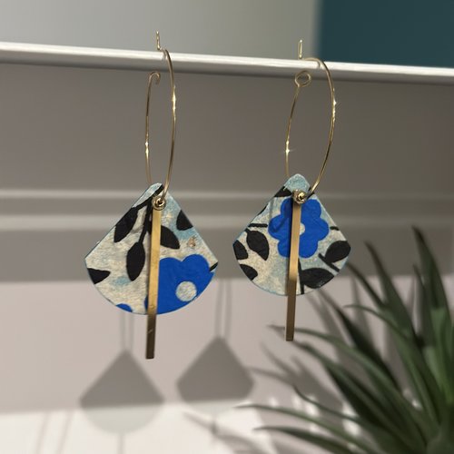 Boucles d’oreilles créoles en papier népalais bleu