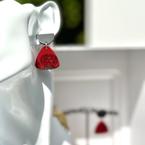 Boucles d'oreilles rouge en papier népalais résiné