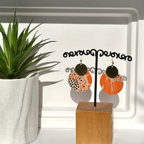 Boucles d'oreilles en papier népalais orange et noir vernis