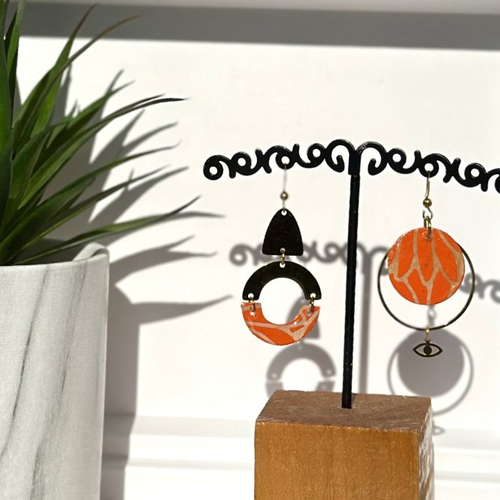 Boucles d'oreilles asymétriques en acier népalais orange