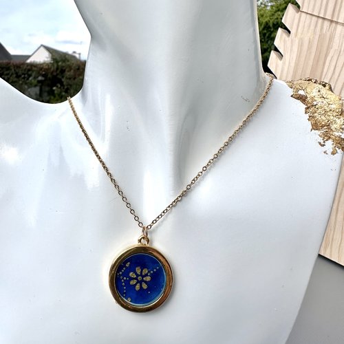 Collier doré « jardin bleu » acier inoxydable et  papier népalais fleuri