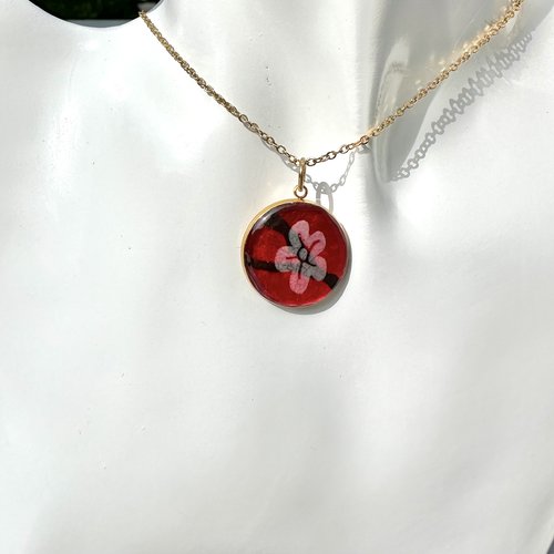 Collier « fleur de cerisier » – acier inoxydable & papier népalais rouge résiné