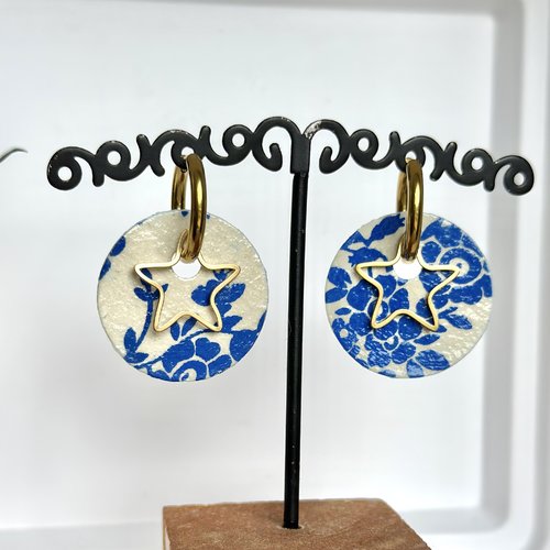 Boucles d'oreilles bleues et blanches fleuries