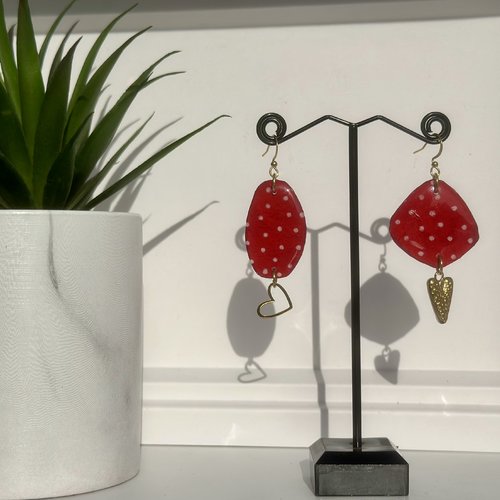 Boucles d'oreilles asymétriques rouges en papier népalais et résine