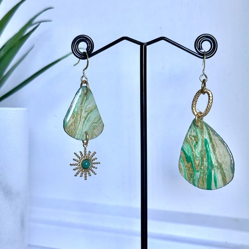 Boucles d'oreilles asymétriques originales, vertes et dorées, résinées