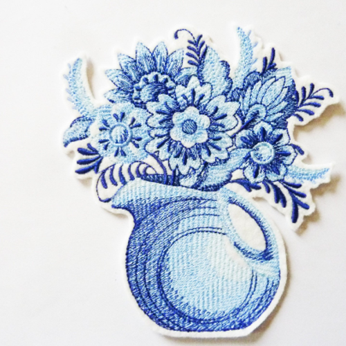 Pichet et fleurs bleus, embroidery patch,