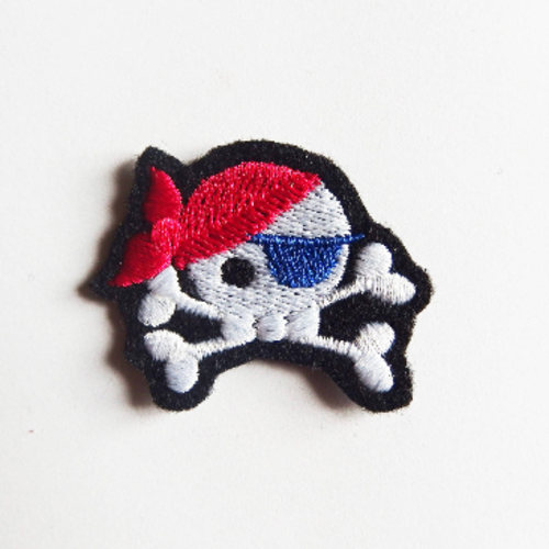 Petite tête de mort thermocollante, embroidery patch, skull patch, ecusson thermocollant