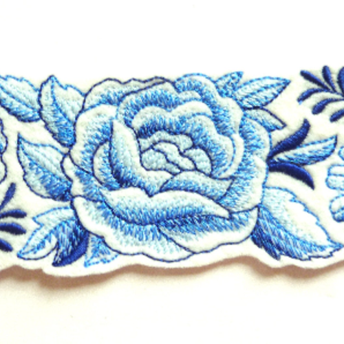 Ecusson thermocollant roses bleues en bordure, embroidery patch, patch fleurs