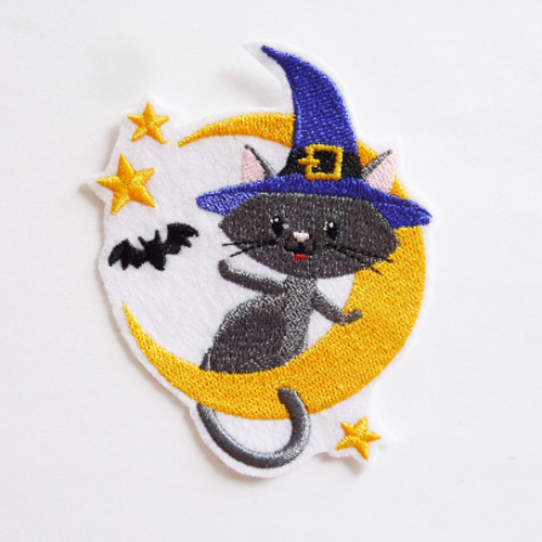 Chat devant la lune avec un chapeau de sorcière