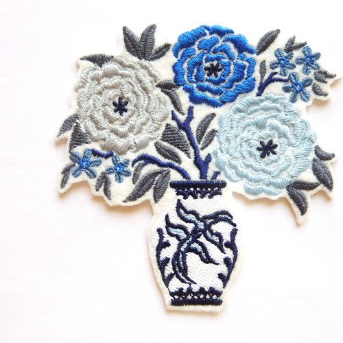 Ecusson broderie machine thermocollante fleurs et vase bleu et gris