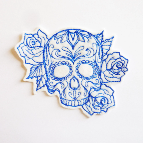 Tête de mort bleue thermocollante, embroidery patch, skull patch, ecusson thermocollant