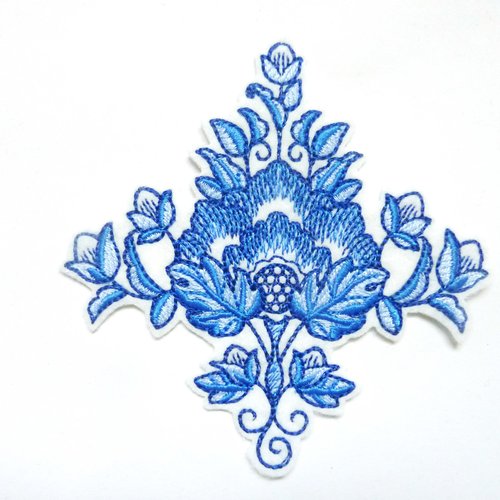 Ecusson broderie machine thermocollante fleur bleue