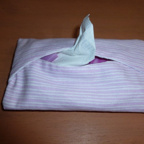 Housse ou étui à paquets de mouchoirs jetables.tissu  rose imprimé de bandes blanche