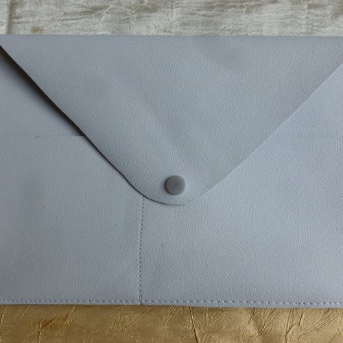 Pochette en simili cuir gris( clair ) pour papiers de voiture