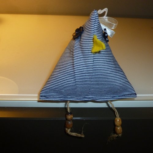 Une chouette et une poule  en tissu à poser berlingo.(décoration  bleu et blanc)