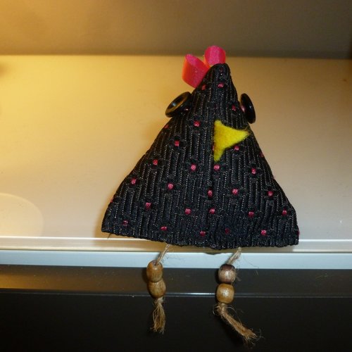 Une chouette et une poule  en tissu à poser berlingo.(décoration  aubergine fuchsia)