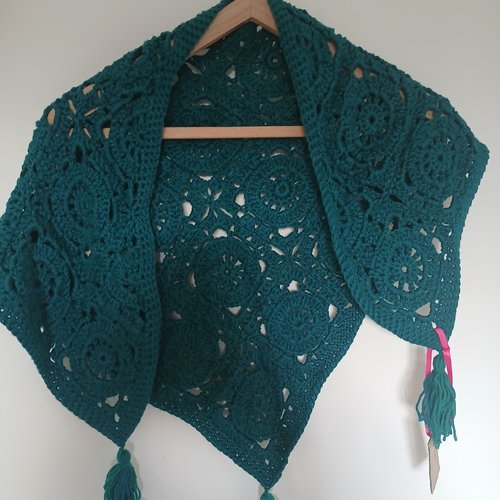 Châle turquoise à carrés