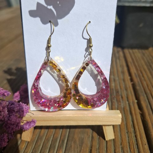 Boucles d’oreilles goutte rose irisée – résine pailletée fait main