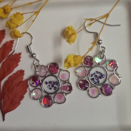 Boucles d’oreilles artisanales en résine – fleur scintillante rose