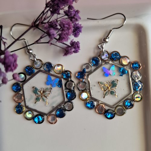Boucles d’oreilles artisanales en résine – papillons bleus irisés