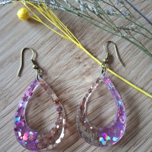 Boucles d’oreilles goutte rose irisée – résine pailletée fait main