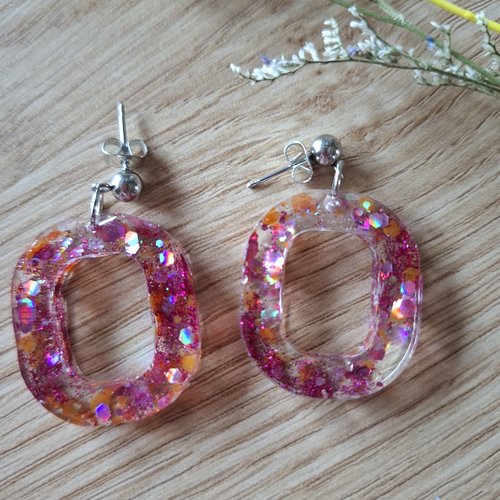 Boucles d’oreilles géométriques roses pailletées – résine fait main