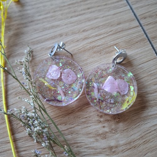 Boucles d’oreilles fleurs séchées roses – résine pailletée fait main scintillante