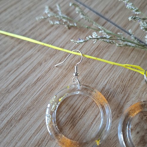 Boucles d’oreilles cercle transparent – résine fleurs séchées et éclats dorés fait main