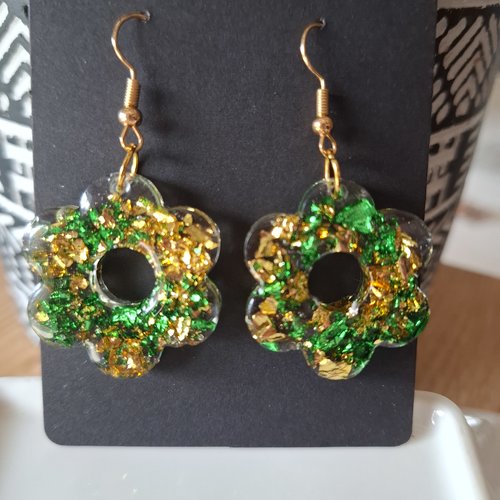 Boucles d’oreilles fleur verte et dorée – résine pailletée fait main lumineuse