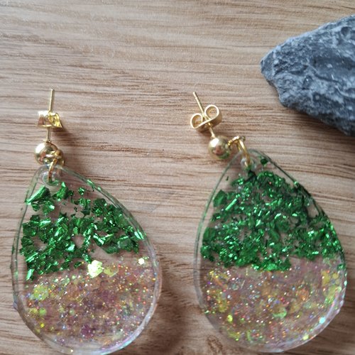 Boucles d’oreilles goutte verte scintillante – résine pailletée fait main effet naturel