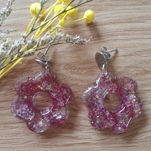 Boucles d’oreilles fleur rose pailletée – résine scintillante fait main