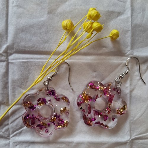 Boucles d’oreilles fleur rose et dorée – résine transparente pailletée fait main