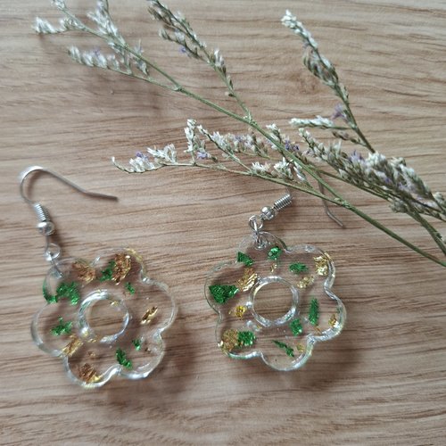 Boucles d’oreilles fleur verte et dorée – résine transparente effet naturel fait main